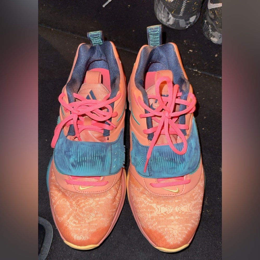 Giannis shoes men’s 9.5